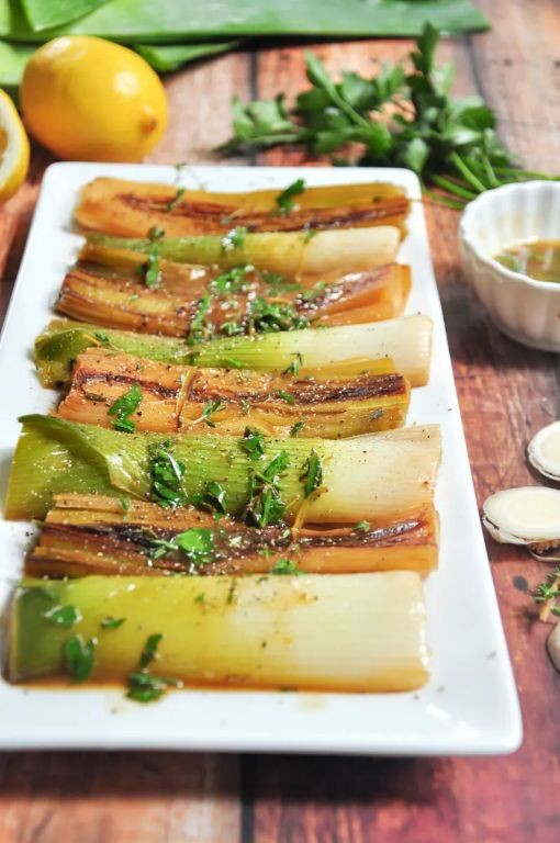 Braised leeks with white wine and herbs