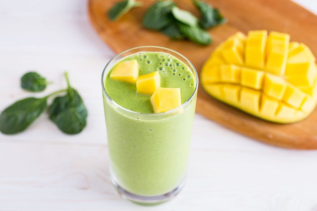 Fresh Mango and Spinach Smoothie