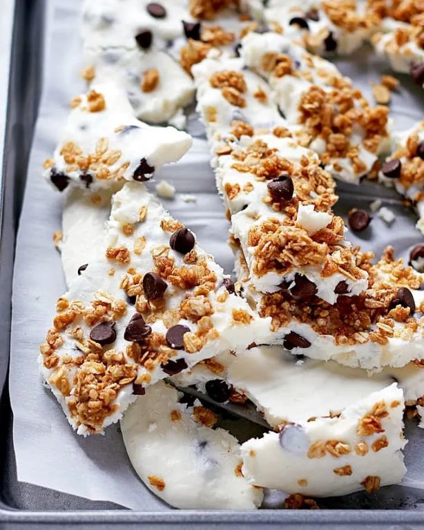 Frozen Yogurt Bark with Granola