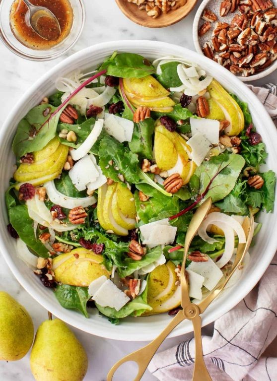 Pear and cottage cheese salad with walnuts