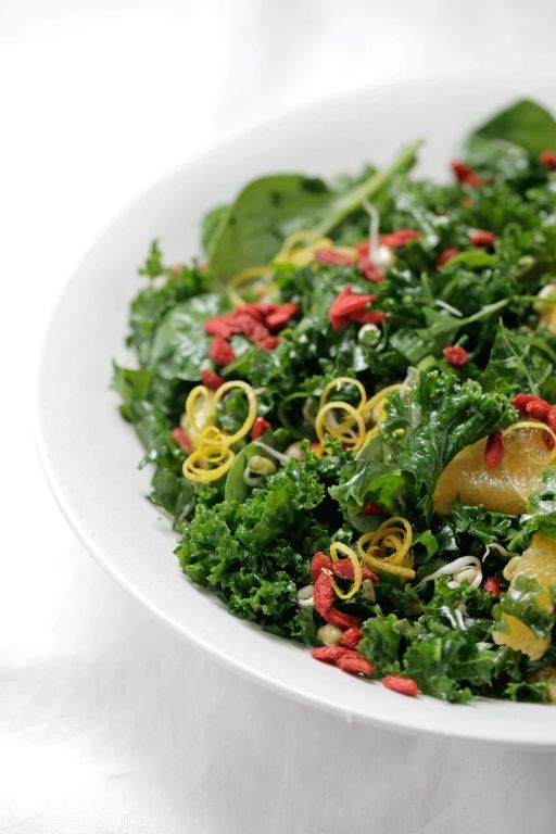Spinach and Berry Detox Salad