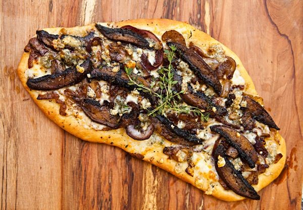 Steak Gorgonzola Flatbread with Caramelized Onions