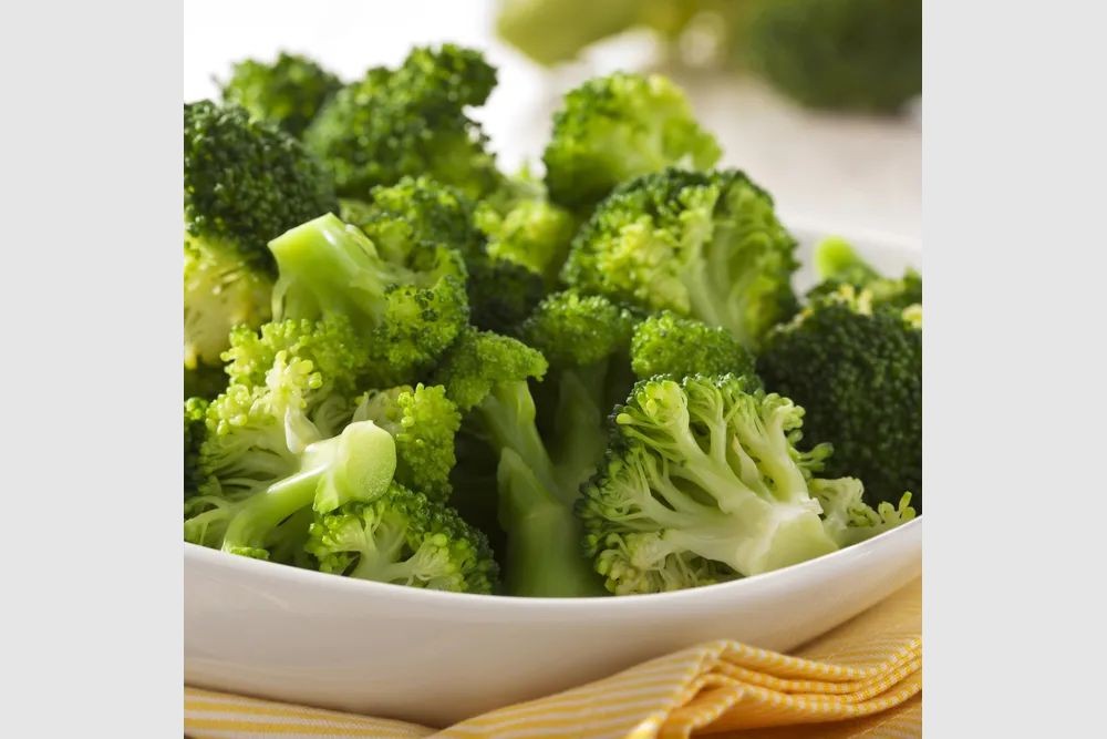 Steamed Broccoli with Olive Oil and Garlic