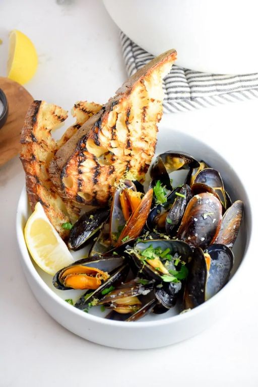 White Wine and Garlic Mussels with Crusty Bread